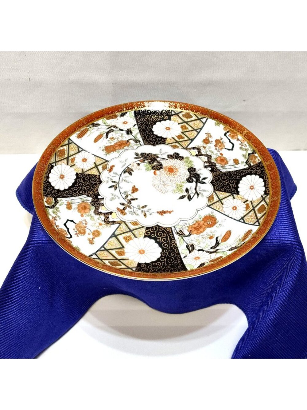 Saji Fine China Porcelain Plate Handpainted Floral Pattern Gold-Gilt 1940s Japan